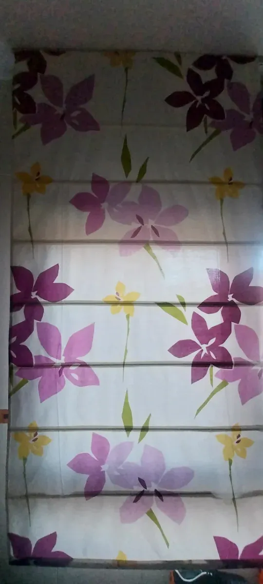 Estores con flores moradas y amarillas