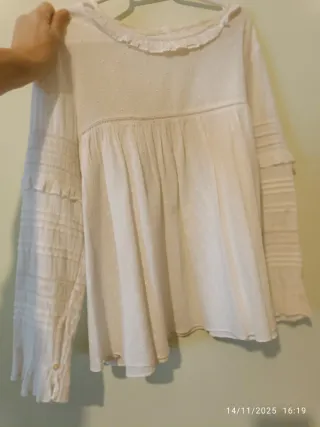 Camisa blanca bordada con vuelo