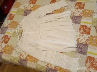 Camisa blanca bordada con vuelo