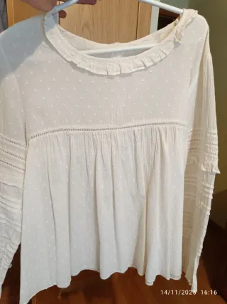 Camisa blanca bordada con vuelo