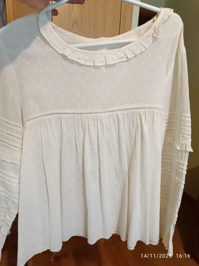 Camisa blanca bordada con vuelo