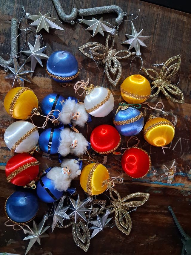 Palline di Natale in tessuto e plastica