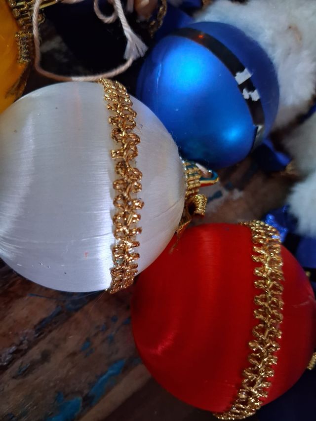 Palline di Natale in tessuto e plastica