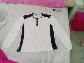Camiseta manga larga bicolor.