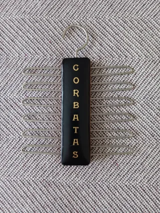 Percha para corbatas negra y dorada