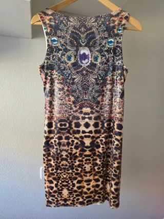 Vestido y chaqueta con lentejuelas y estampado leo