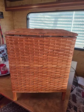 Costurero de mimbre antiguo con cajón