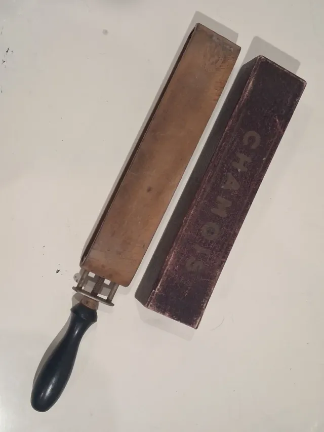 Affilarasoio vintage in legno e metallo con pelle