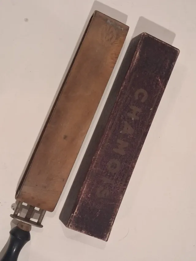 Affilarasoio vintage in legno e metallo con pelle