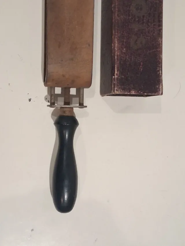 Affilarasoio vintage in legno e metallo con pelle