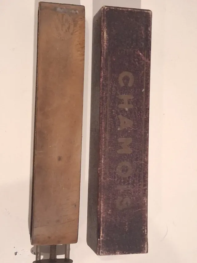 Affilarasoio vintage in legno e metallo con pelle