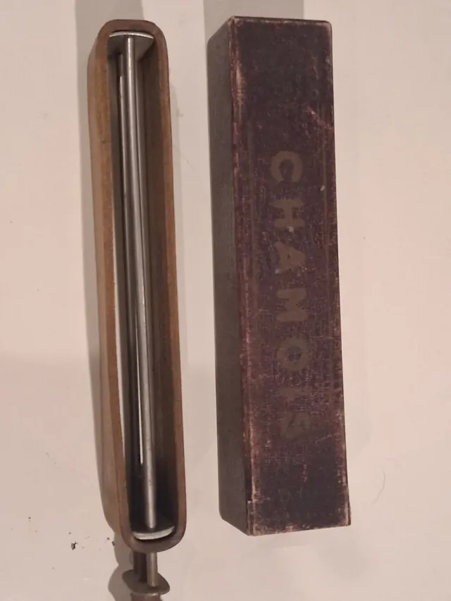 Affilarasoio vintage in legno e metallo con pelle