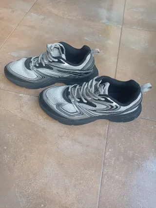 Zapatillas Fila Negras y Plateadas