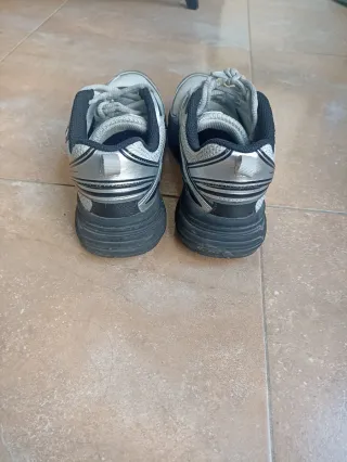 Zapatillas Fila Negras y Plateadas