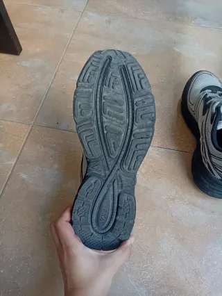 Zapatillas Fila Negras y Plateadas