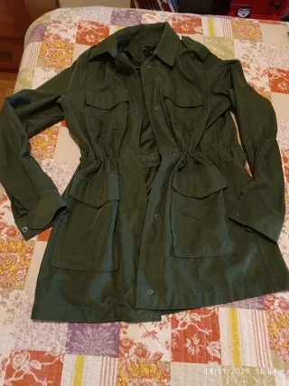 Camisa sahariana verde ajustable