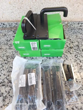 Manillas de aluminio negro AMIG AL3P