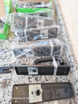 Manillas de aluminio negro AMIG AL3P