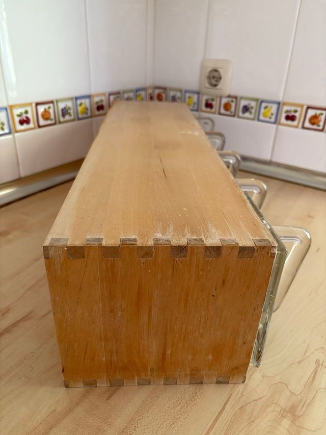 Mueble de madera con 5 jarras de cristal