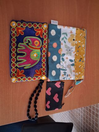 Tres bolsas de mano de tela