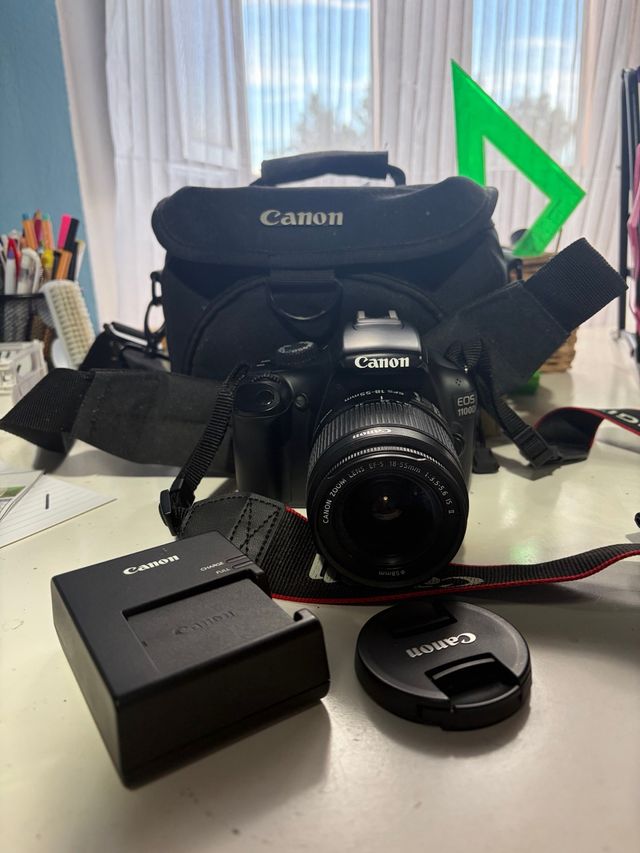 Fotocamera Canon EOS 1100D con borsa e caricabatterie