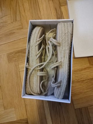 Sandalias beige con tiras