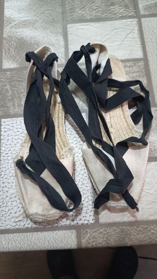 Alpargatas beige y negras con lazo