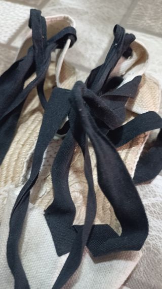 Alpargatas beige y negras con lazo