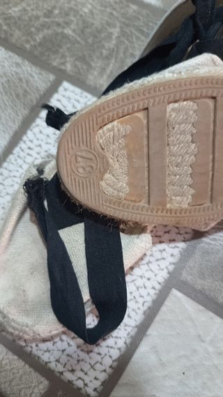 Alpargatas beige y negras con lazo
