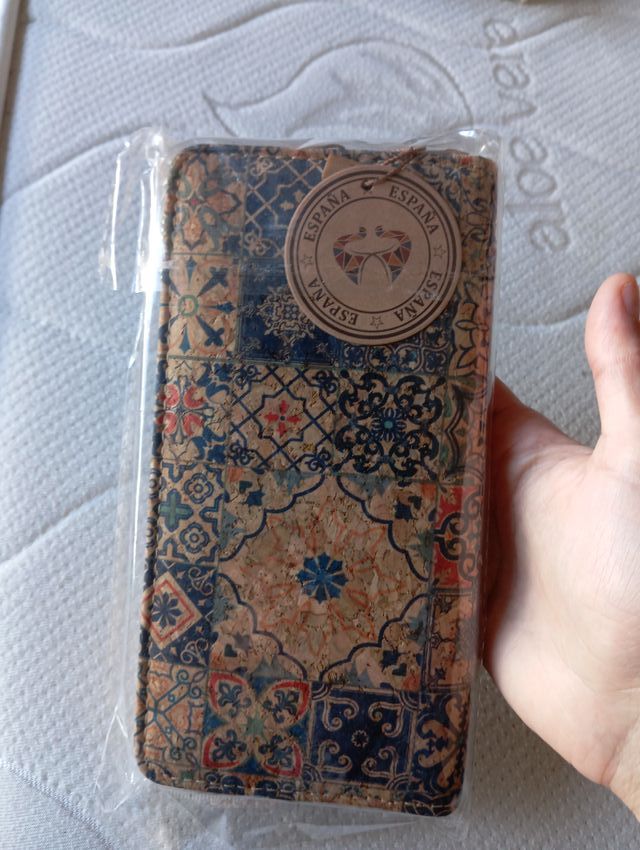 Monedero de corcho con diseño mosaico