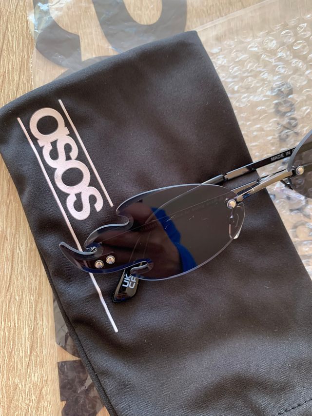 Gafas con diseño de llamas negra ASOS