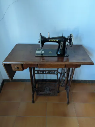 Máquina de coser Wertheim antigua