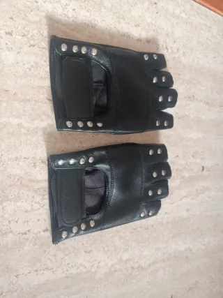 Guantes de cuero con tachuelas