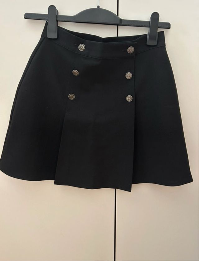 Gonna nera con bottoni decorativi