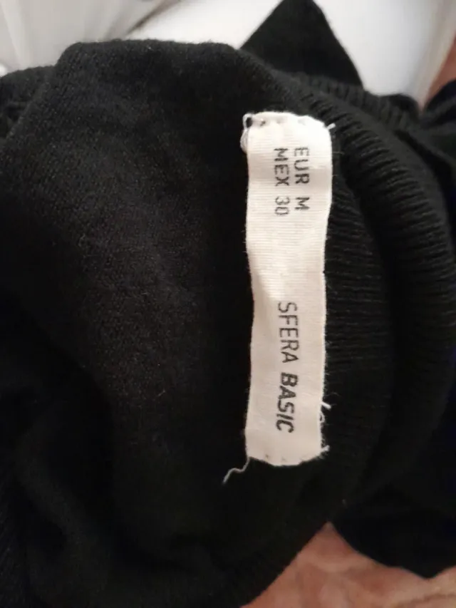 Jersey negro cuello alto con volantes