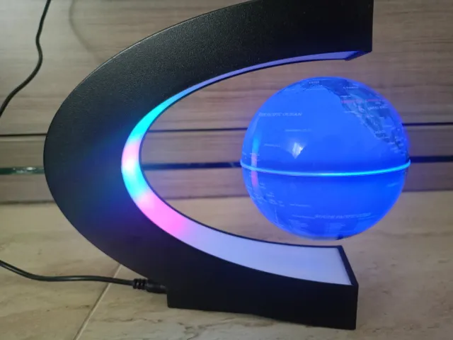 Globo terráqueo levitante con luz LED