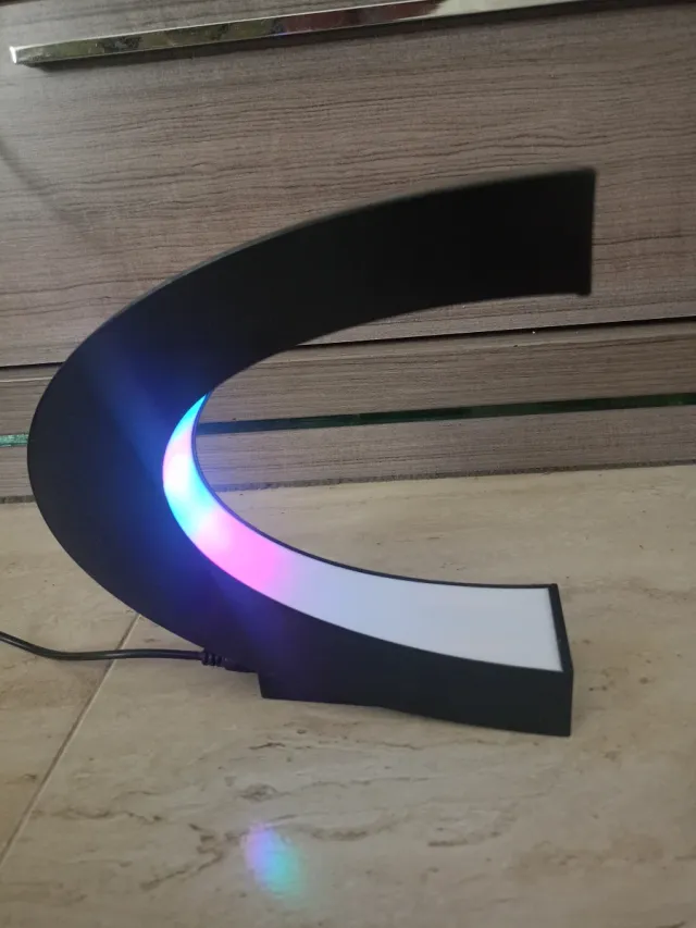 Globo terráqueo levitante con luz LED