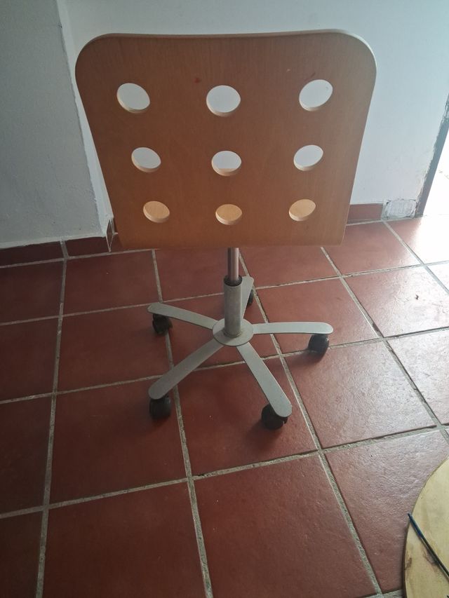 Silla de madera con base metálica