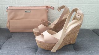 Zapatos cuña y bolso beige/rosa Talla 40