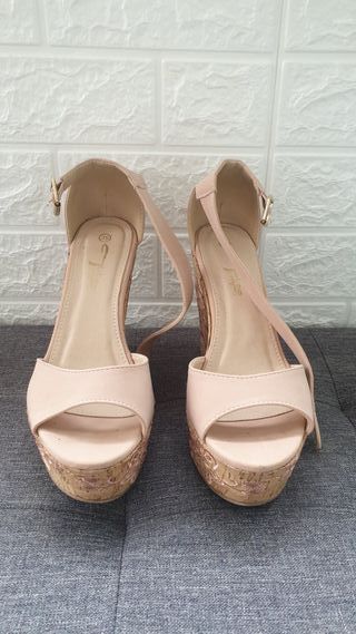 Zapatos cuña y bolso beige/rosa Talla 40