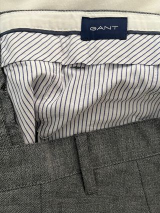 Pantalón de vestir GANT gris espiga