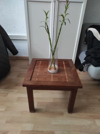 Mesa auxiliar de madera y bambú
