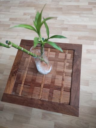 Mesa auxiliar de madera y bambú