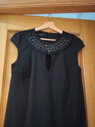 Vestido negro corto con pedrería