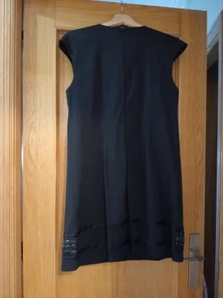 Vestido negro corto con pedrería
