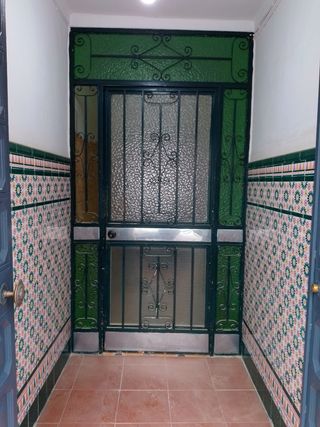 Portón de entrada metálico