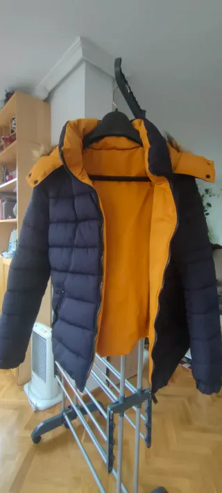 Chaqueta plumas reversible azul marino y mostaza