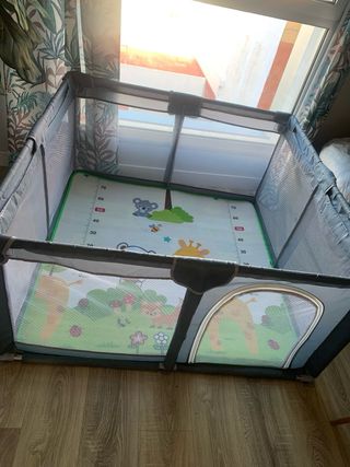 Parque infantil para bebés con alfombra 120x120cm.