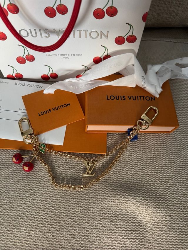 Corrente Louis Vuitton com cerejas e LV