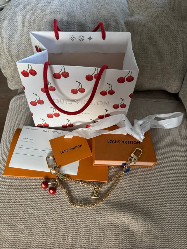 Corrente Louis Vuitton com cerejas e LV